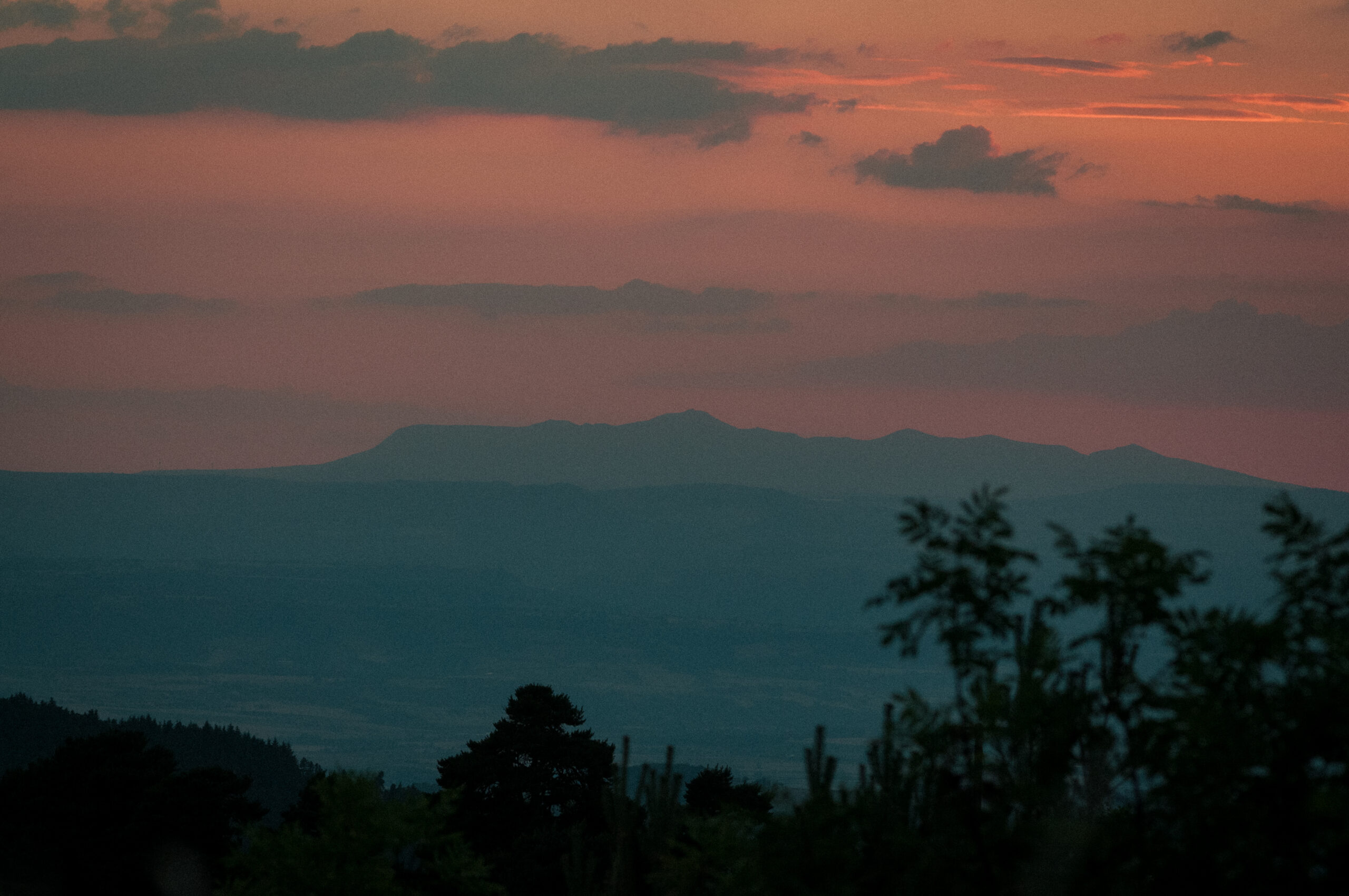 monts du sancy au coucher de soleil